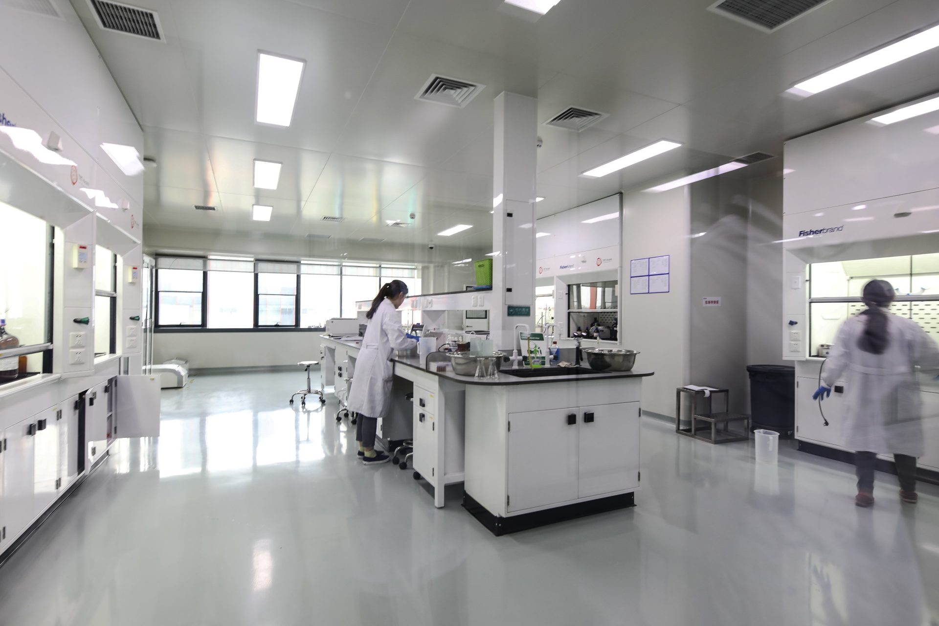 Hogyan válasszunk bútorokat és berendezéseket laboratóriumba?