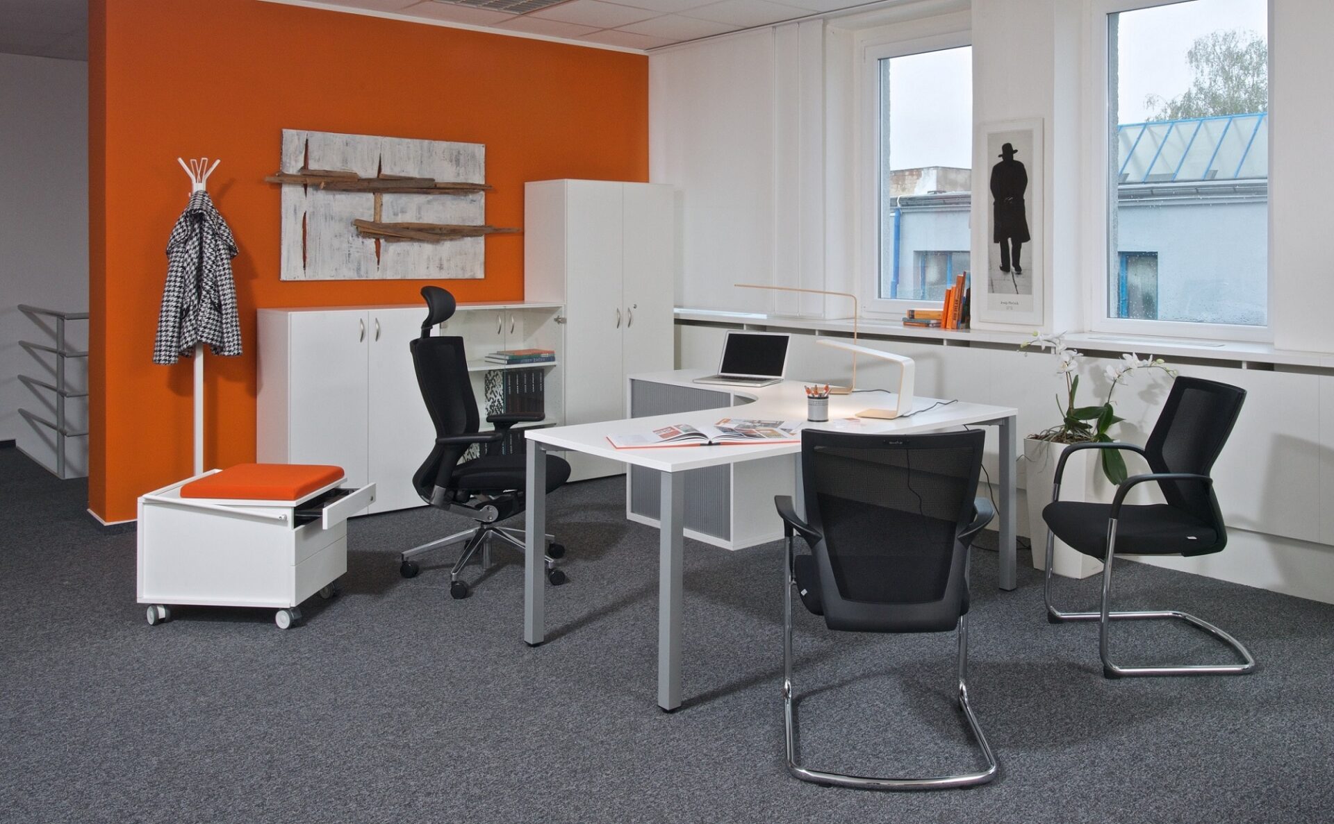 Nagy irodák berendezése 3D-modellel kontra pár asztal home office-ba