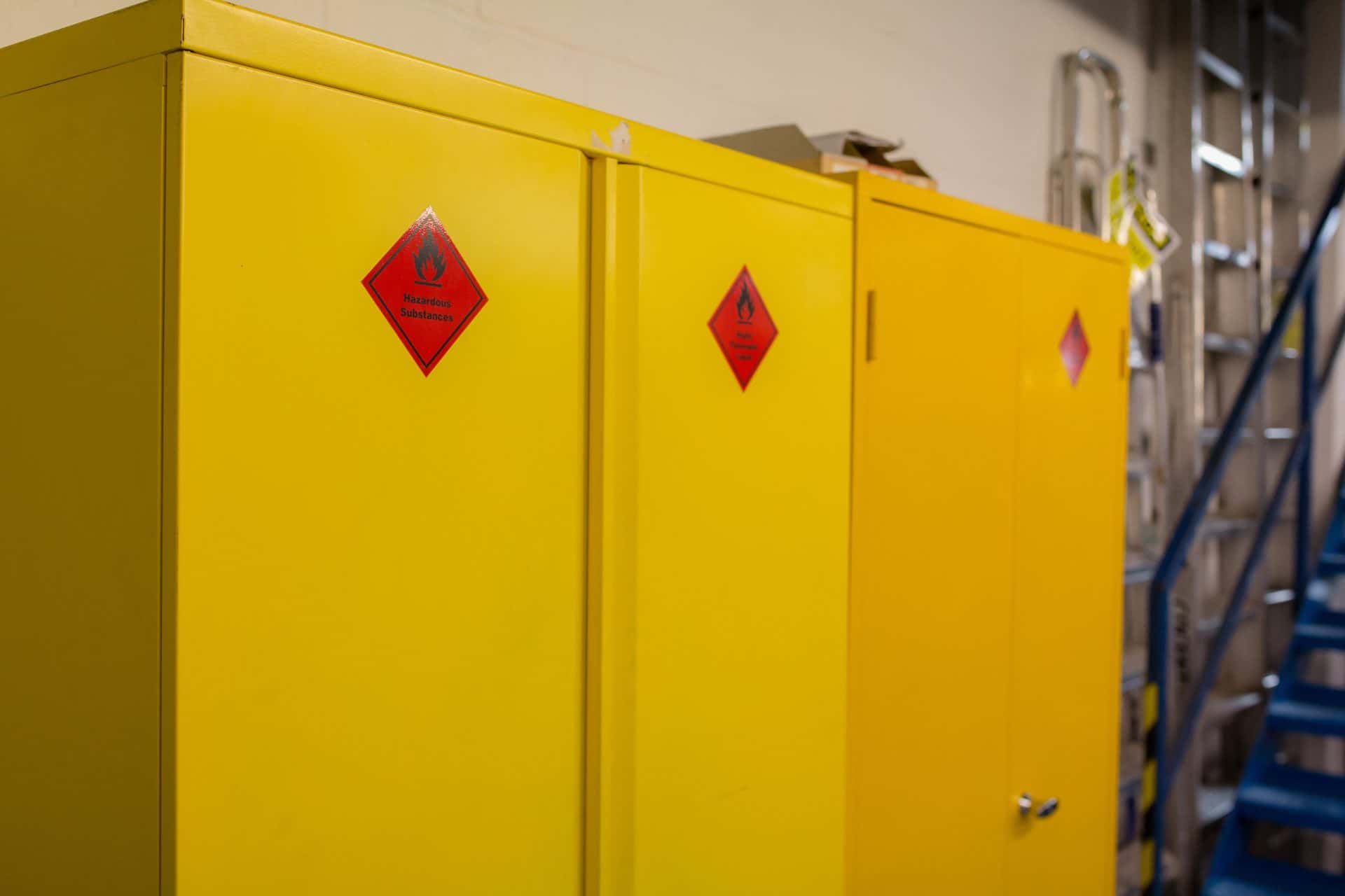 Biztonsági szekrények kiválasztása veszélyes anyagok tárolásához a Manutan EXPERT segítségével
